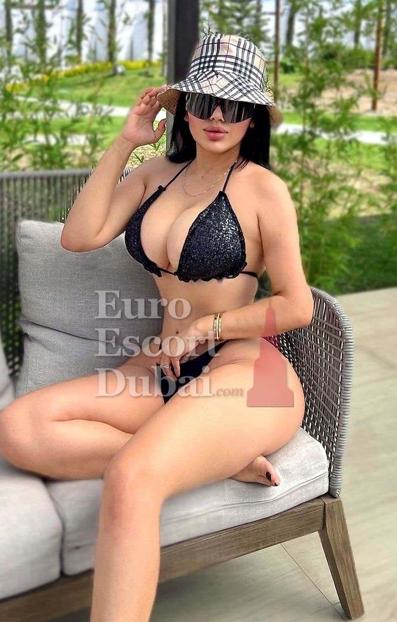 Rosalie, 26, escort in Dubai — 166 cm, brown hair (photo 4 of 7)