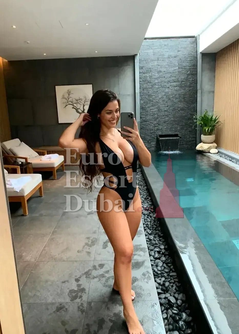 Katie, 23, escort in Dubai — 158 cm, black hair (photo 4 of 4)