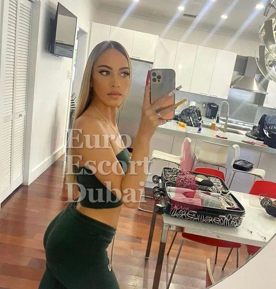 Malin, 28, escort in Dubai — black hair, American (photo 4 of 4)