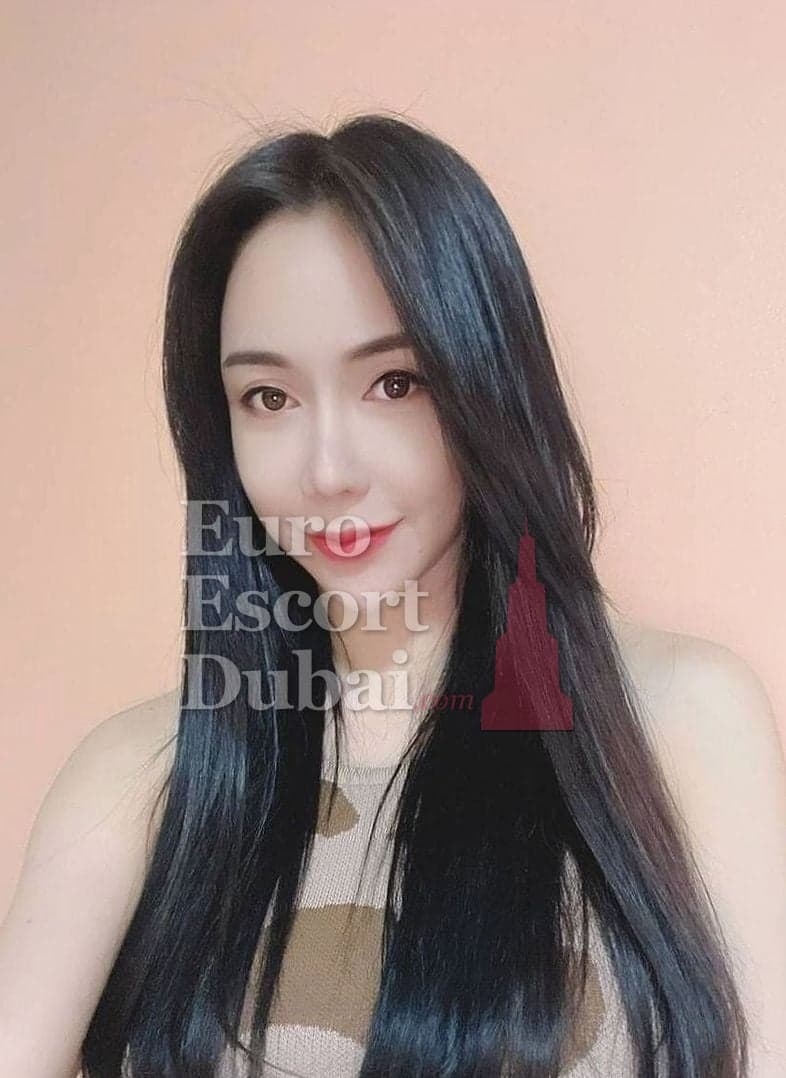Bella, 29, escort in Abu Dhabi — 162 cm, black hair (photo 2 of 4)