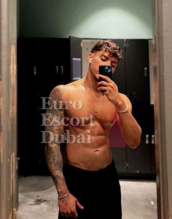 Santiago, 27, escort in Dubai — 183 cm, black hair (photo 10 of 11)
