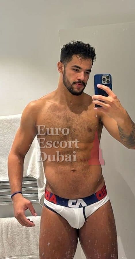 Connor, 25, escort in Dubai — blonde hair, 185 cm (photo 7 of 7)