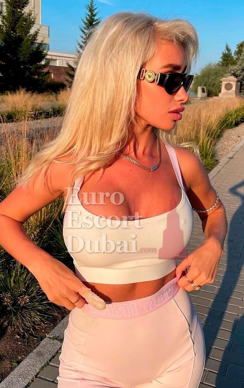 Karina, 29, escort in Dubai — 170 cm, blonde hair (photo 10 of 10)