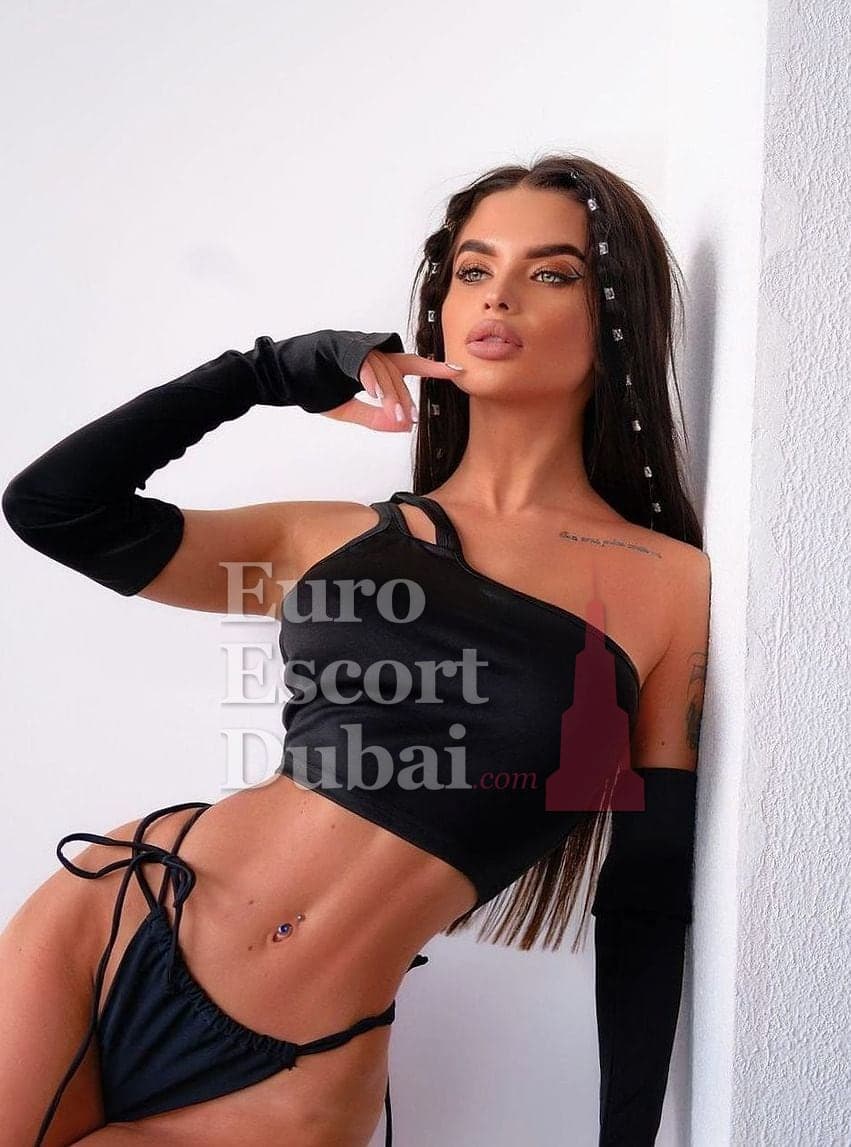 Yvonne, 27, escort in Dubai — black hair, 173 cm (photo 3 of 10)