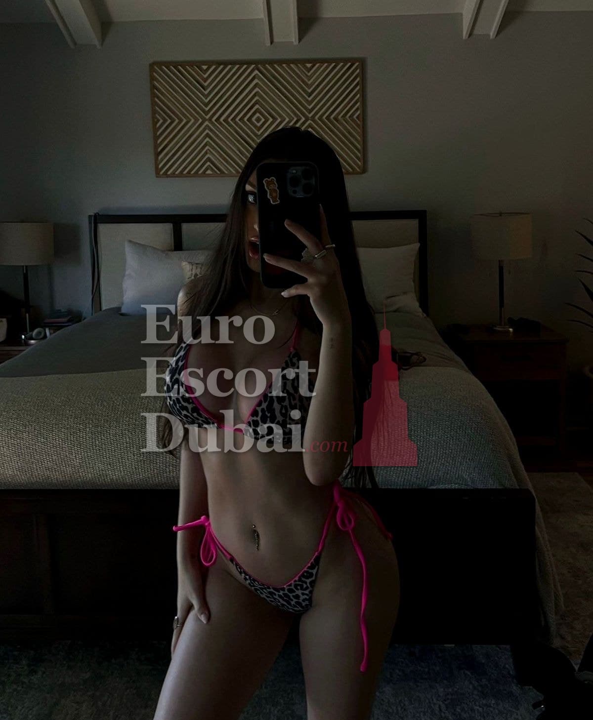 Maeva, 28, escort in Dubai — brown hair, French (photo 4 of 4)