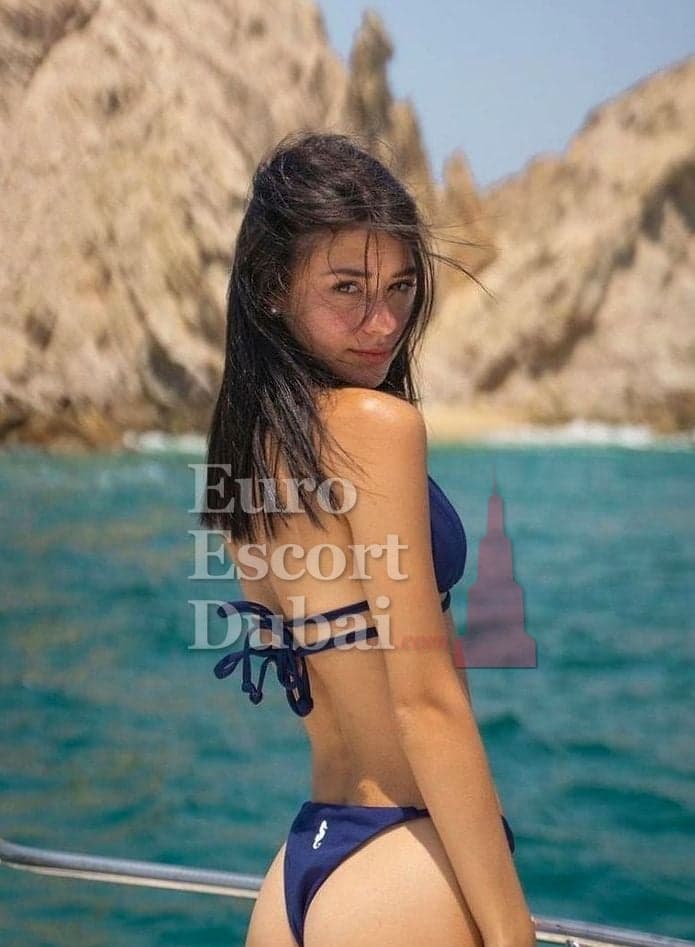 Chiara, 20, escort in Abu Dhabi — French, 168 cm (photo 5 of 6)