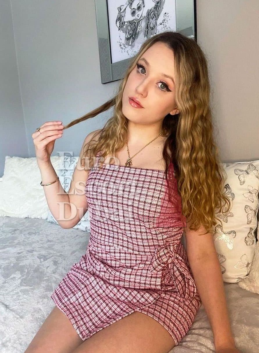 Elaine, 26, escort in Dubai — 166 cm, blonde hair (photo 9 of 10)