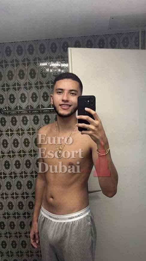 Gustavo, 22, escort in Sharjah — black hair, 180 cm (photo 5 of 10)