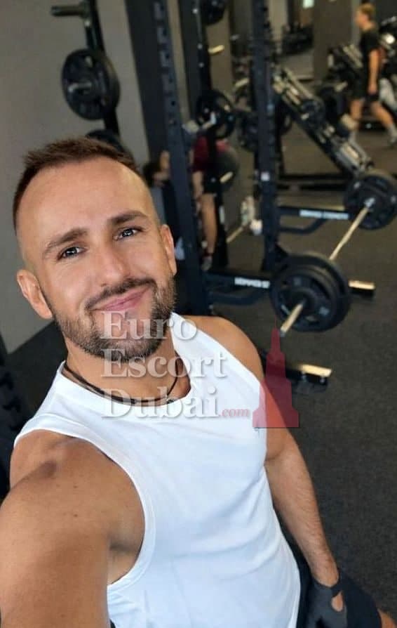 Jonah, 39, escort in Dubai — brown hair, 183 cm (photo 1 of 4)