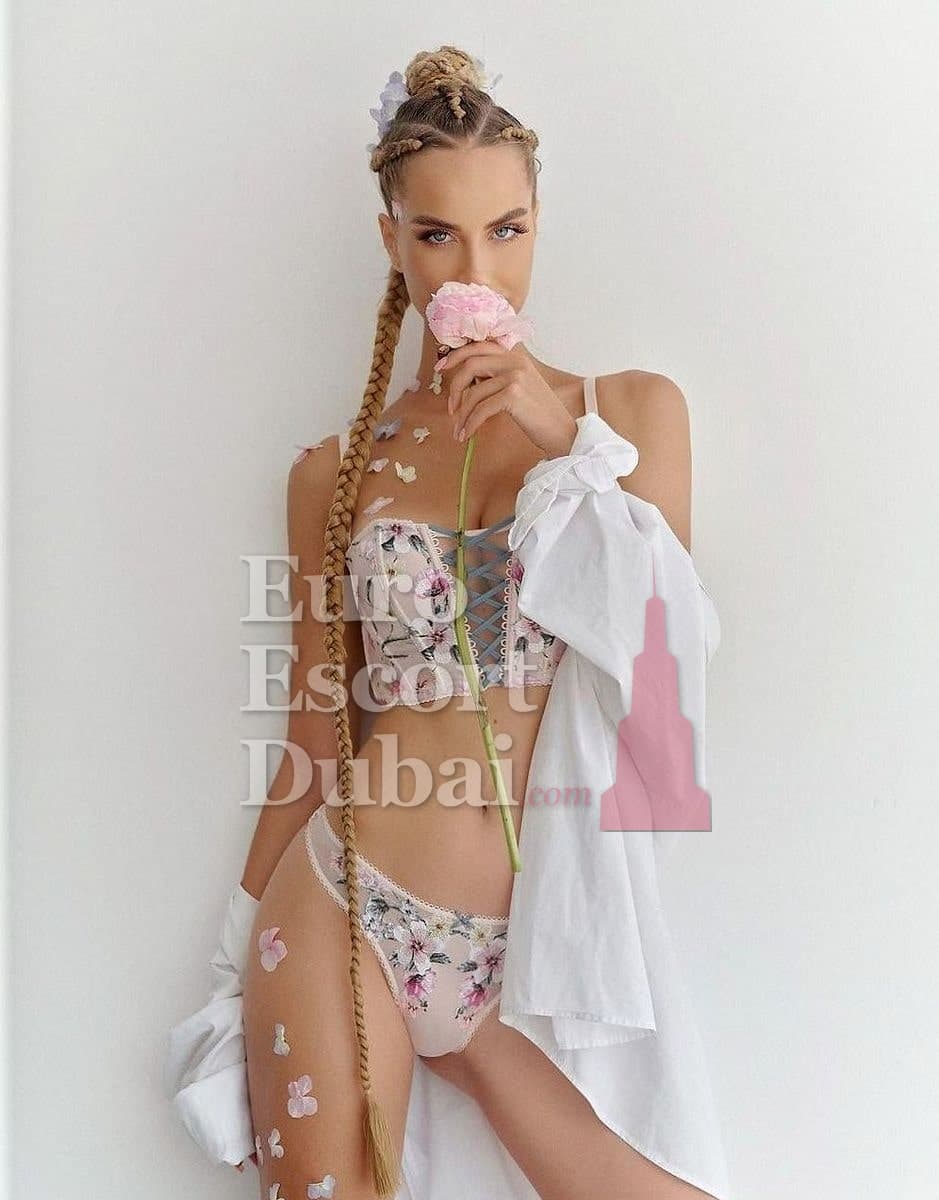 Manon Blue, 25, escort in Dubai — 173 cm, blonde hair (photo 2 of 8)