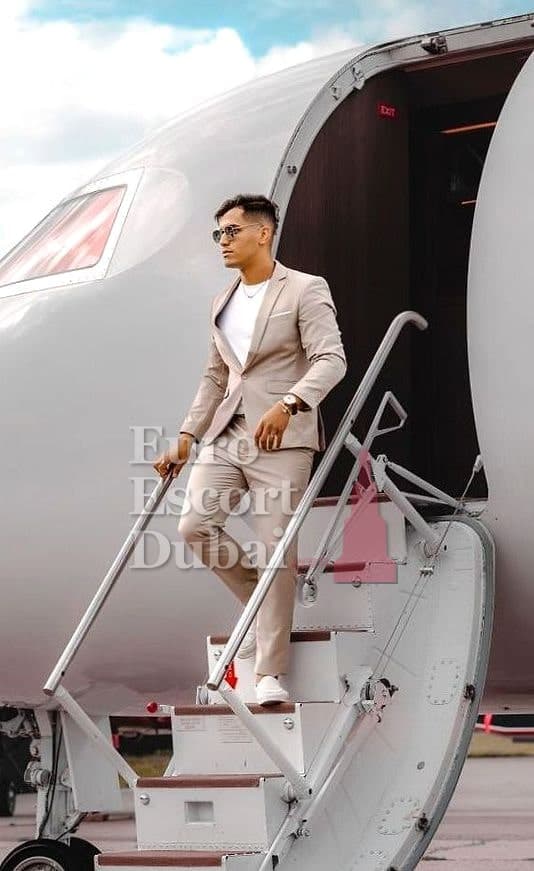 Tomas, 28, escort in Abu Dhabi — brown hair, 178 cm (photo 9 of 10)