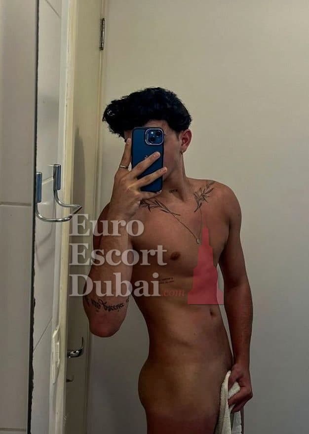 Carlos, 20, escort in Abu Dhabi — 180 cm, black hair (photo 8 of 13)