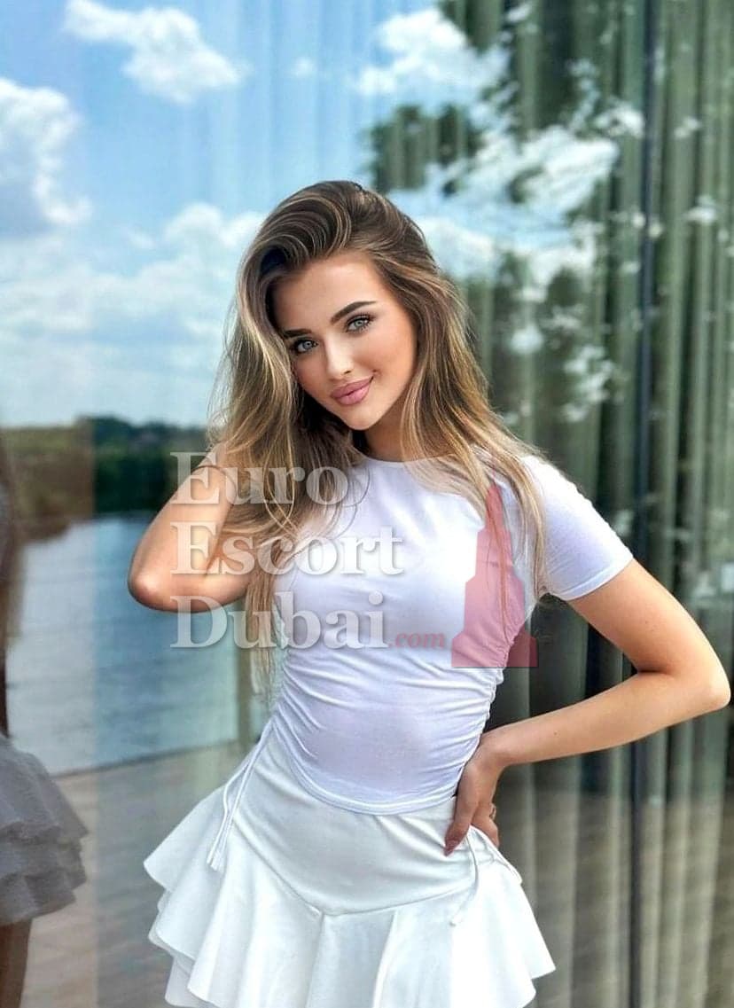 Irem, 20, escort in Dubai — brown hair, French (photo 4 of 6)