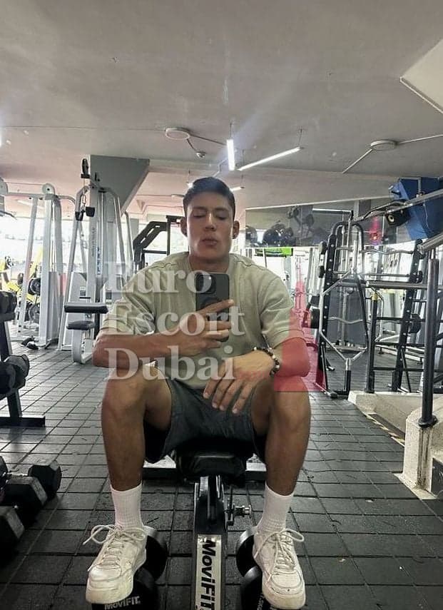 Ricardo, 25, escort in Sharjah — black hair, 180 cm (photo 5 of 7)