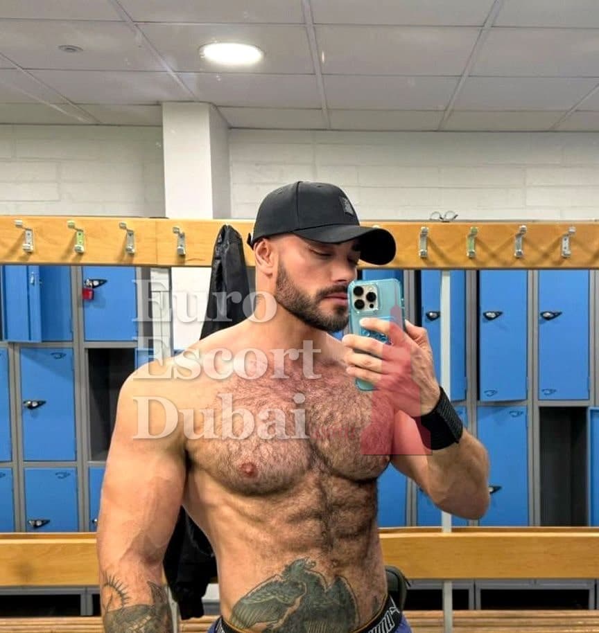 Alejandro, 29, escort in Abu Dhabi — 178 cm, brown hair (photo 8 of 13)