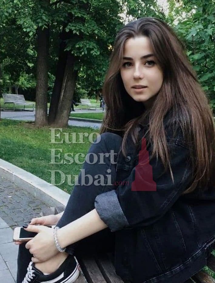 Mireille, 21, escort in Dubai — brown hair, French (photo 4 of 6)