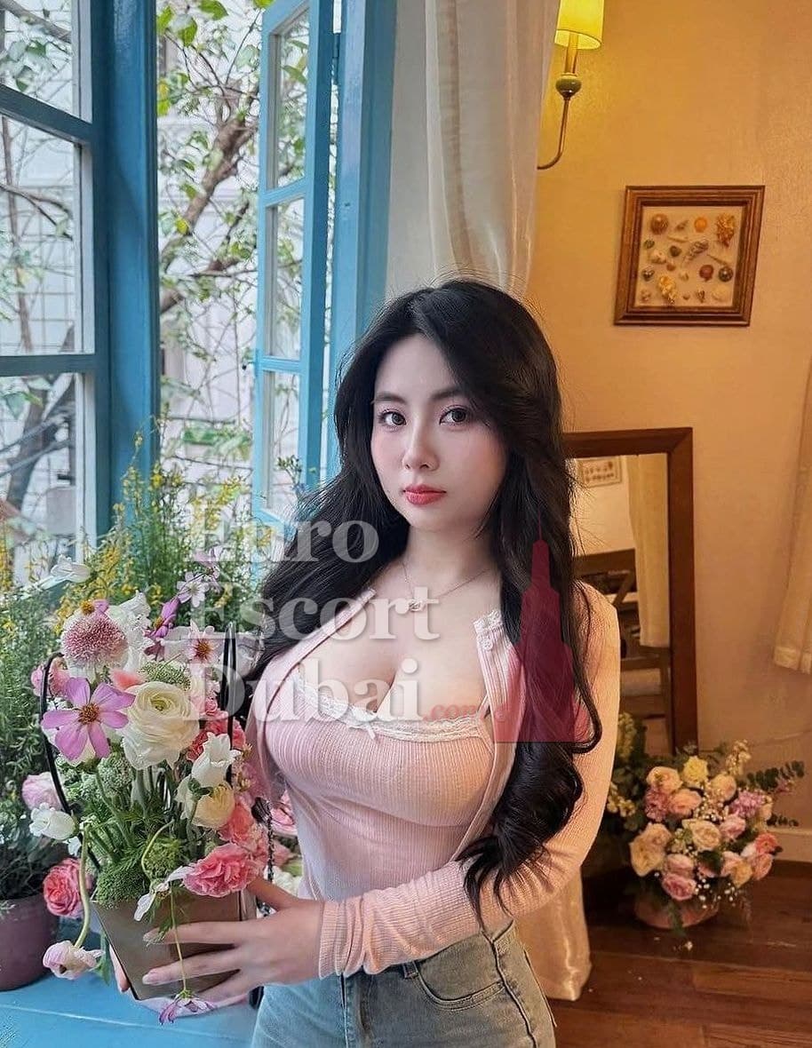 Liza, 23, escort in Dubai — black hair, 167 cm (photo 3 of 6)
