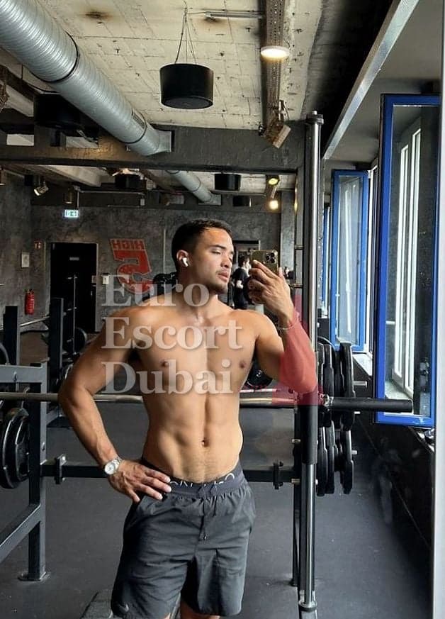 Vicente, 26, escort in Al Ain — black hair, 180 cm (photo 3 of 8)