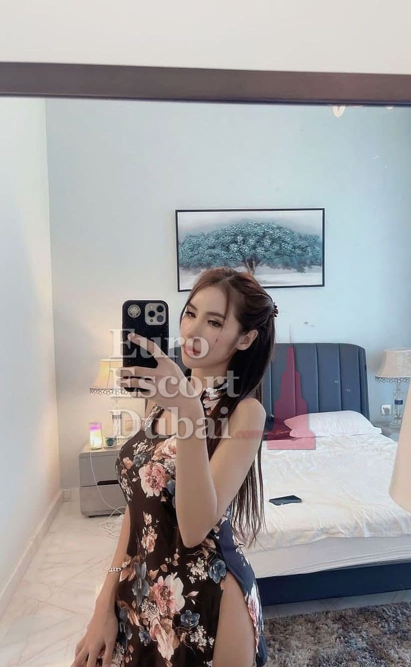 Phuong, 26, escort in Dubai — black hair, 164 cm (photo 5 of 6)