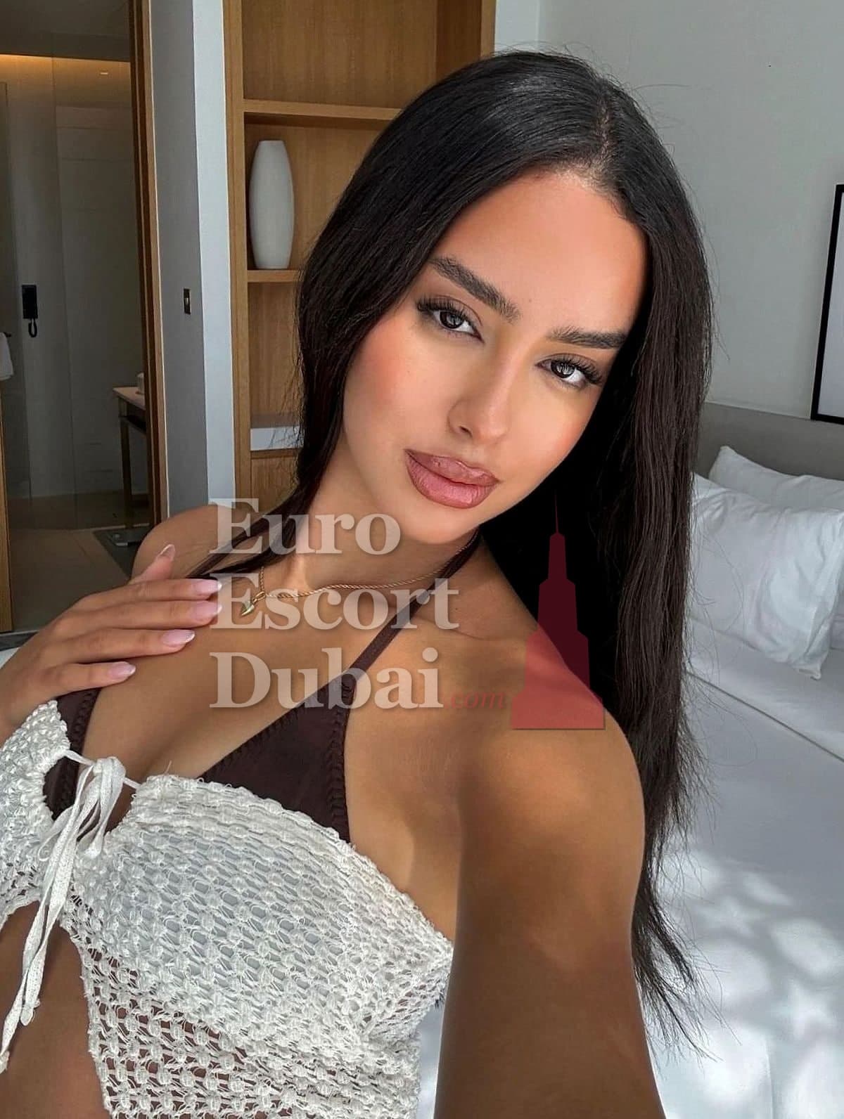 Ellen, 27, escort in Dubai — black hair, 170 cm (photo 5 of 6)