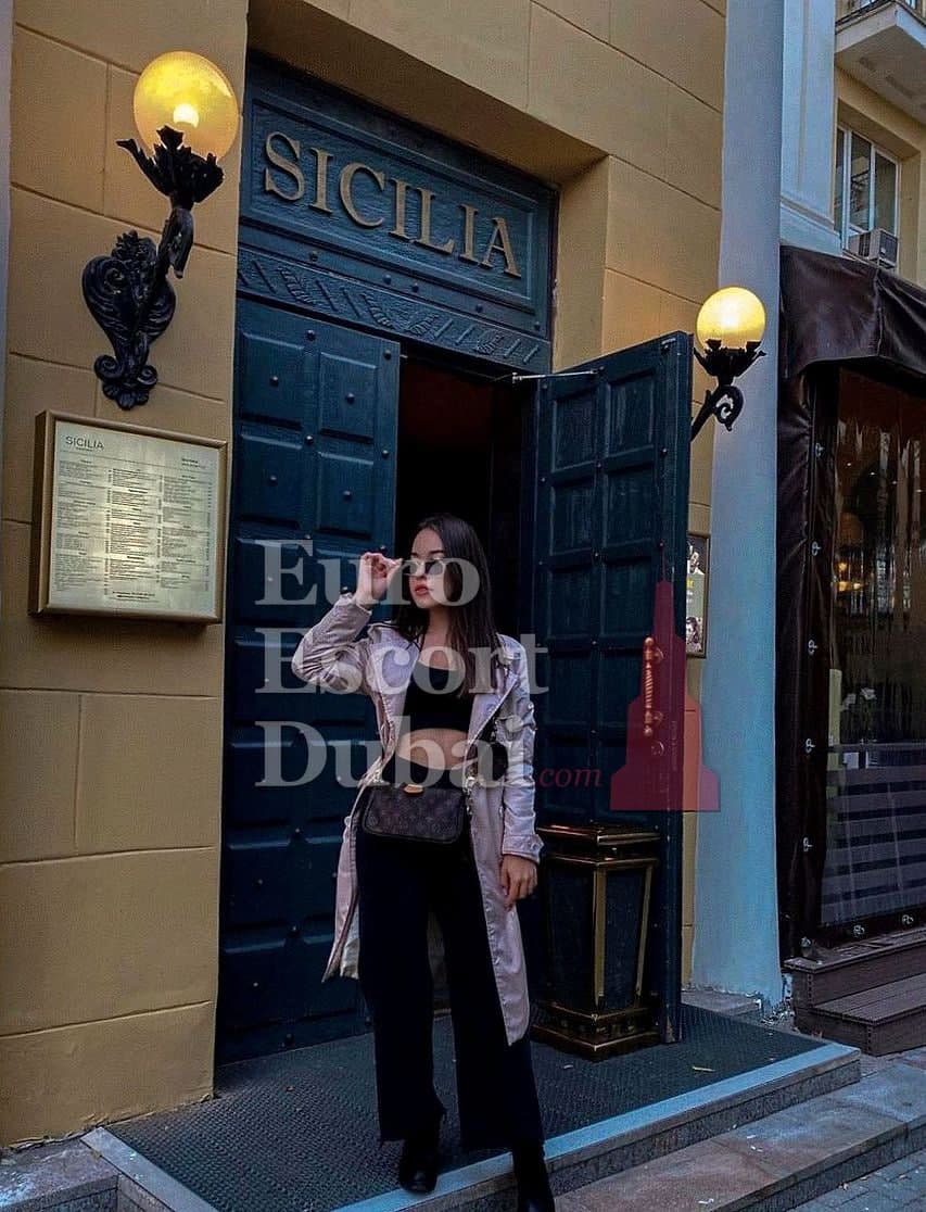 Eloise, 28, escort in Ajman — 167 cm, brown hair (photo 4 of 5)