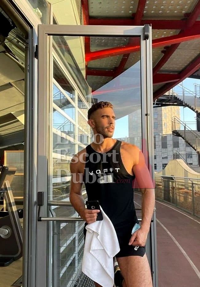 Enzo, 26, escort in Ajman — brown hair, 180 cm (photo 3 of 4)