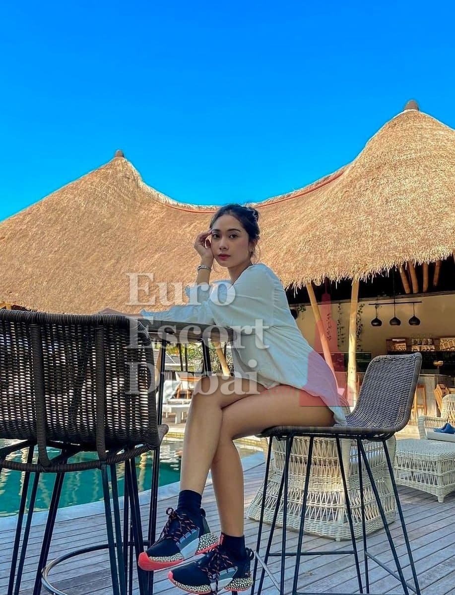 Nurul, 23, escort in Dubai — black hair, 164 cm (photo 1 of 6)
