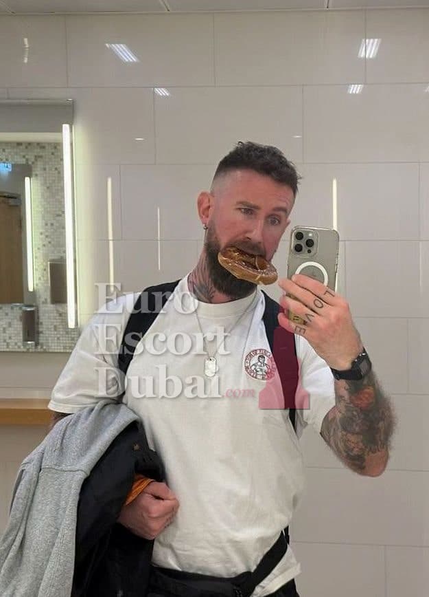 Victor, 36, escort in Abu Dhabi — brown hair, 185 cm (photo 3 of 13)