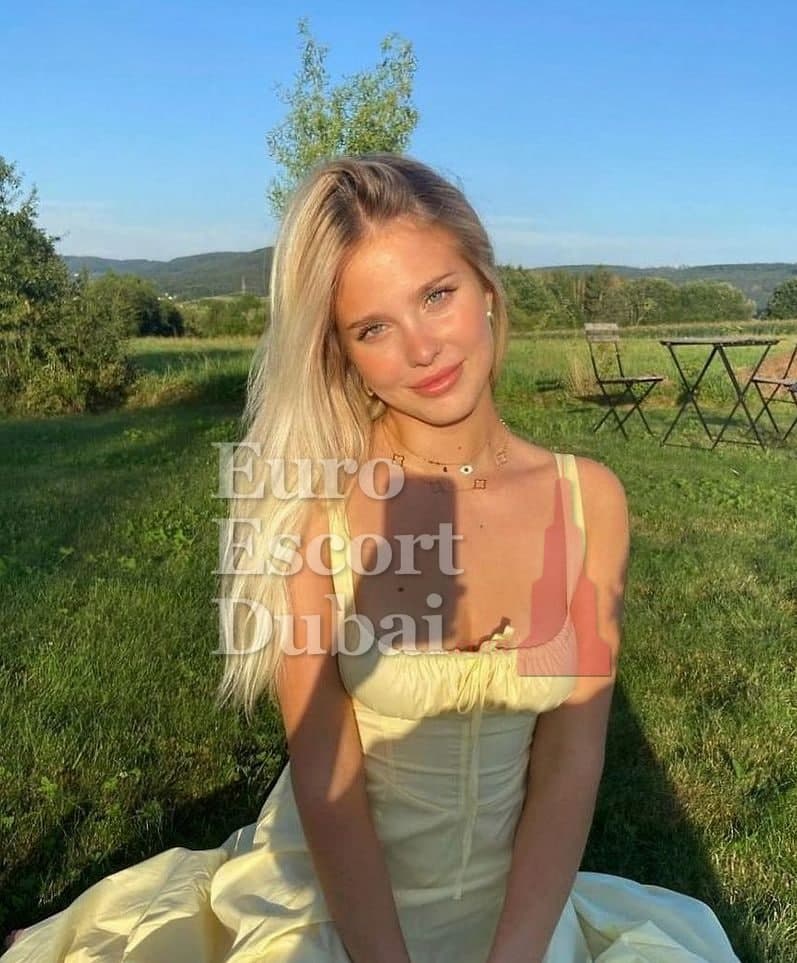 Honorine, 21, escort in Dubai — blonde hair, French (photo 4 of 5)