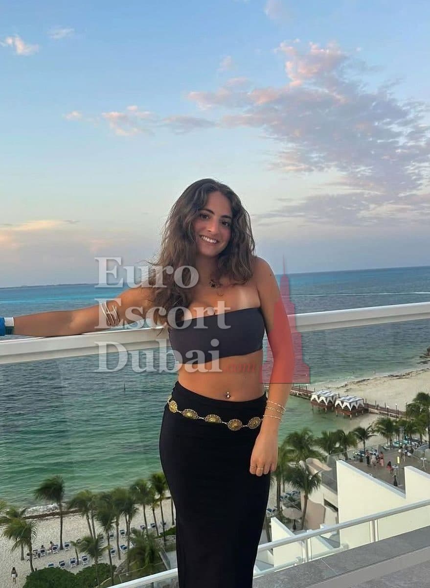 Layla, 29, escort in Fujairah — 167 cm, brown hair (photo 4 of 7)