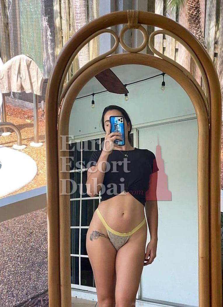 Donna, 30, escort in Ajman — 165 cm, black hair (photo 4 of 4)