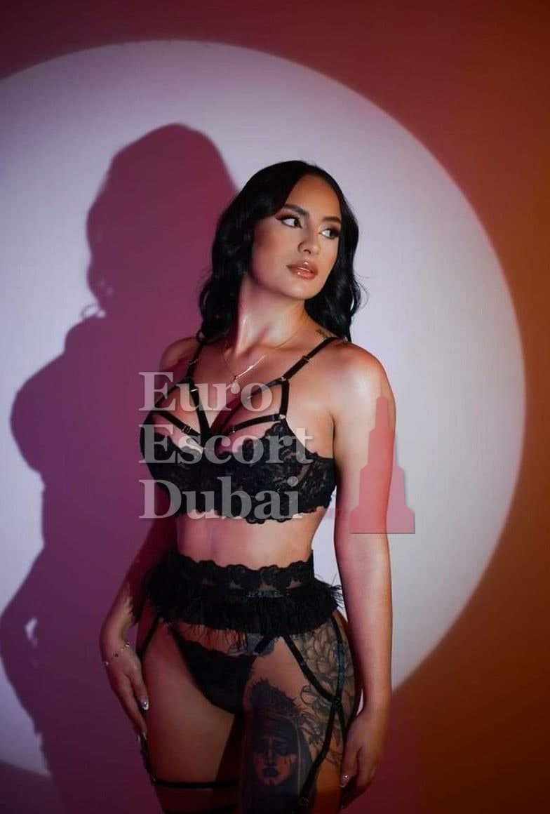 Violet, 33, escort in Dubai — brown hair, 160 cm (photo 1 of 5)