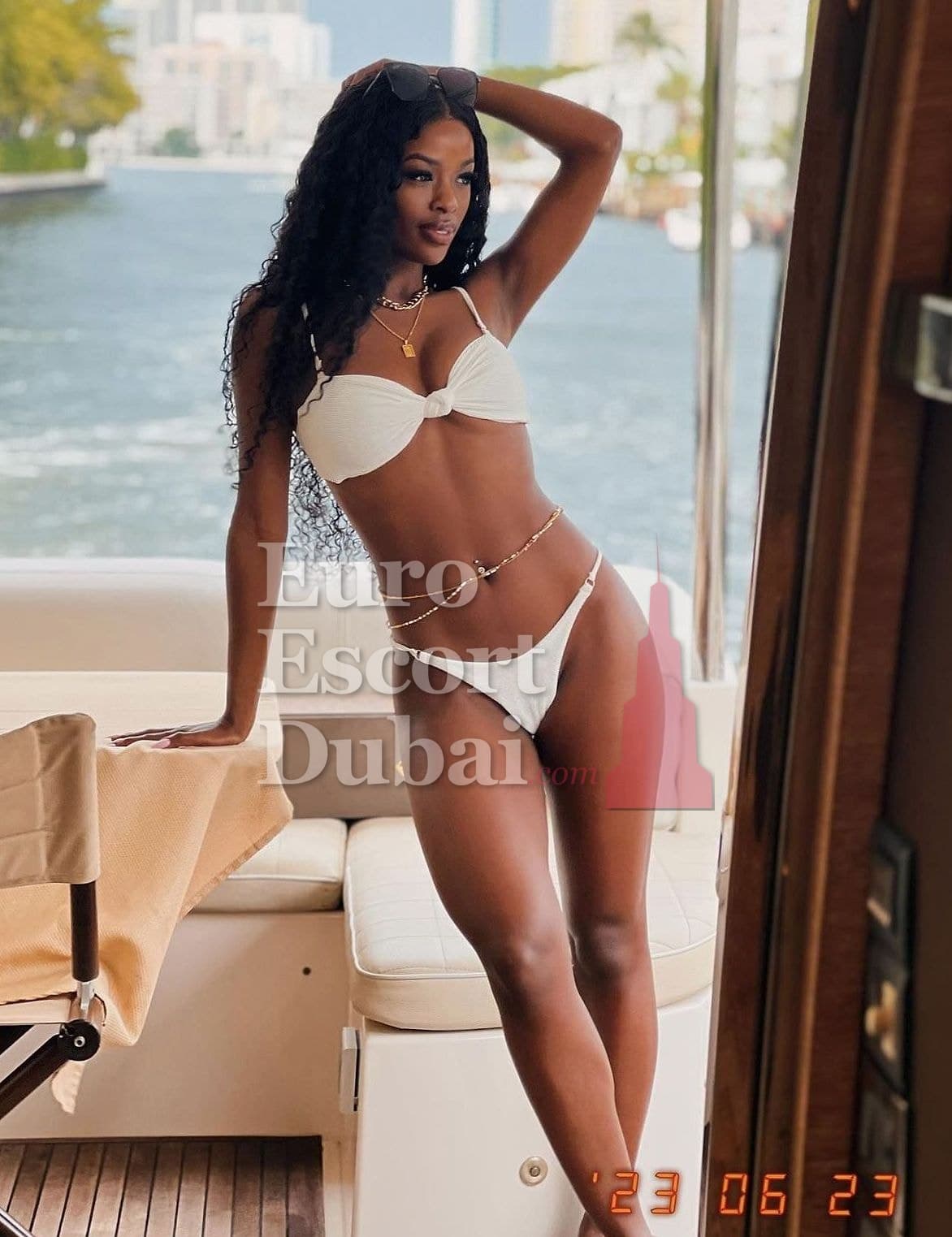 Makena, 23, escort in Sharjah — 168 cm, black hair (photo 4 of 5)