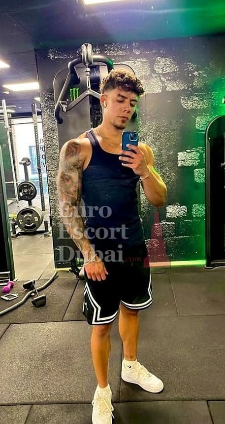 Santiago, 27, escort in Dubai — 183 cm, black hair (photo 4 of 11)