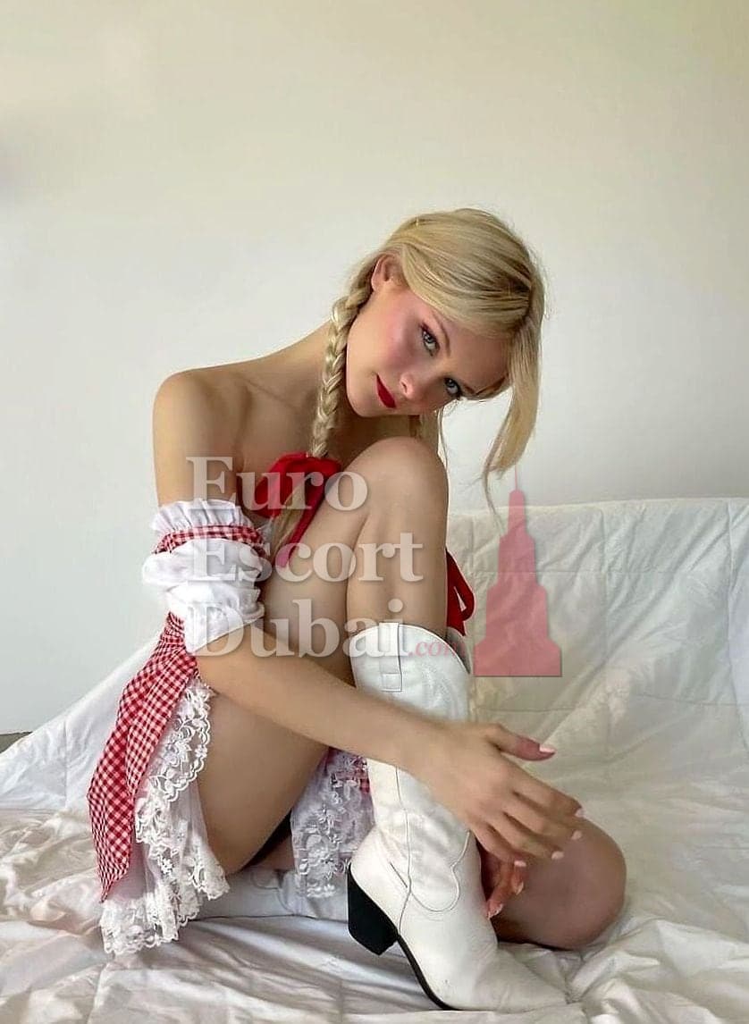 Rebecca Velvet, 24, escort in Dubai — French, 170 cm (photo 2 of 5)