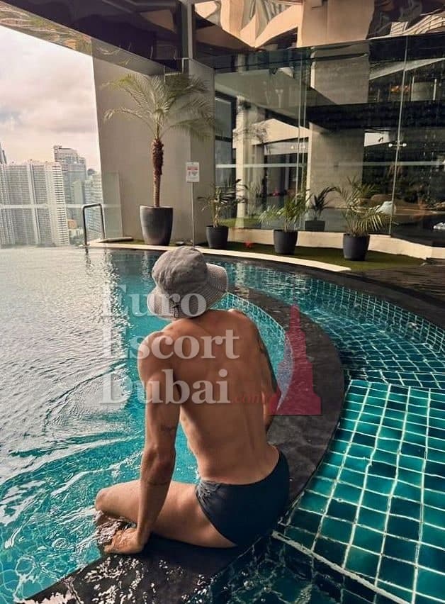Dev, 26, escort in Dubai — black hair, 183 cm (photo 5 of 13)