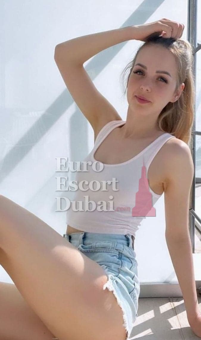 Tabea, 27, escort in Abu Dhabi — brown hair, 165 cm (photo 5 of 6)