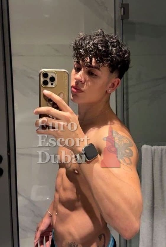 Easton, 21, escort in Dubai — 173 cm, black hair (photo 2 of 13)