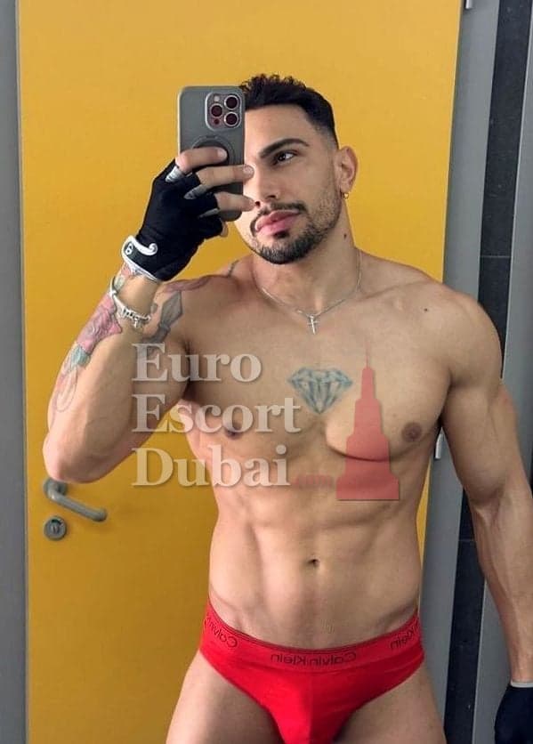 Pavel, 27, escort in Dubai — 183 cm, black hair (photo 4 of 7)