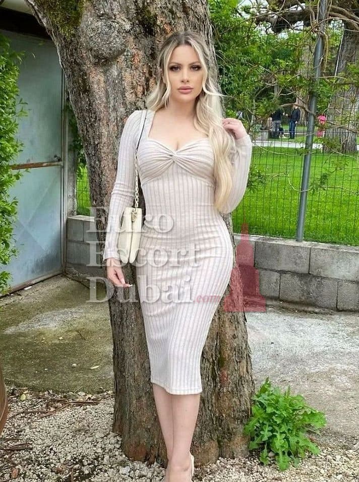 Monique, 21, escort in Dubai — 170 cm, blonde hair (photo 6 of 6)