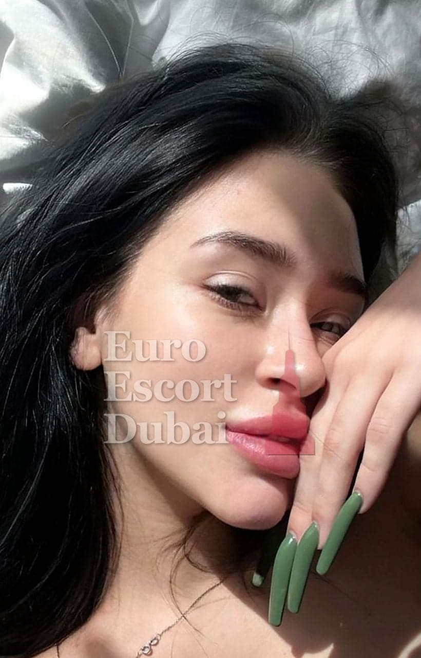 Hedda, 24, escort in Dubai — 174 cm, black hair (photo 2 of 10)