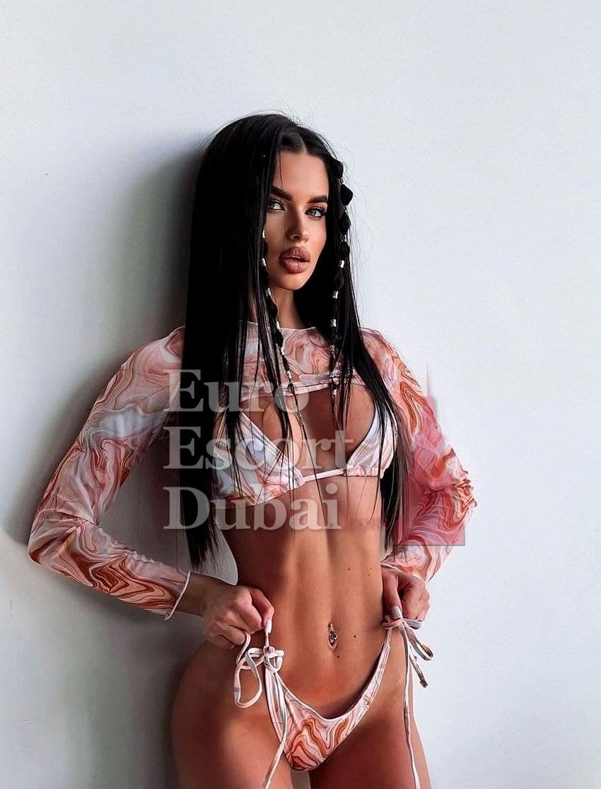 Yvonne, 27, escort in Dubai — 173 cm, black hair (photo 6 of 10)