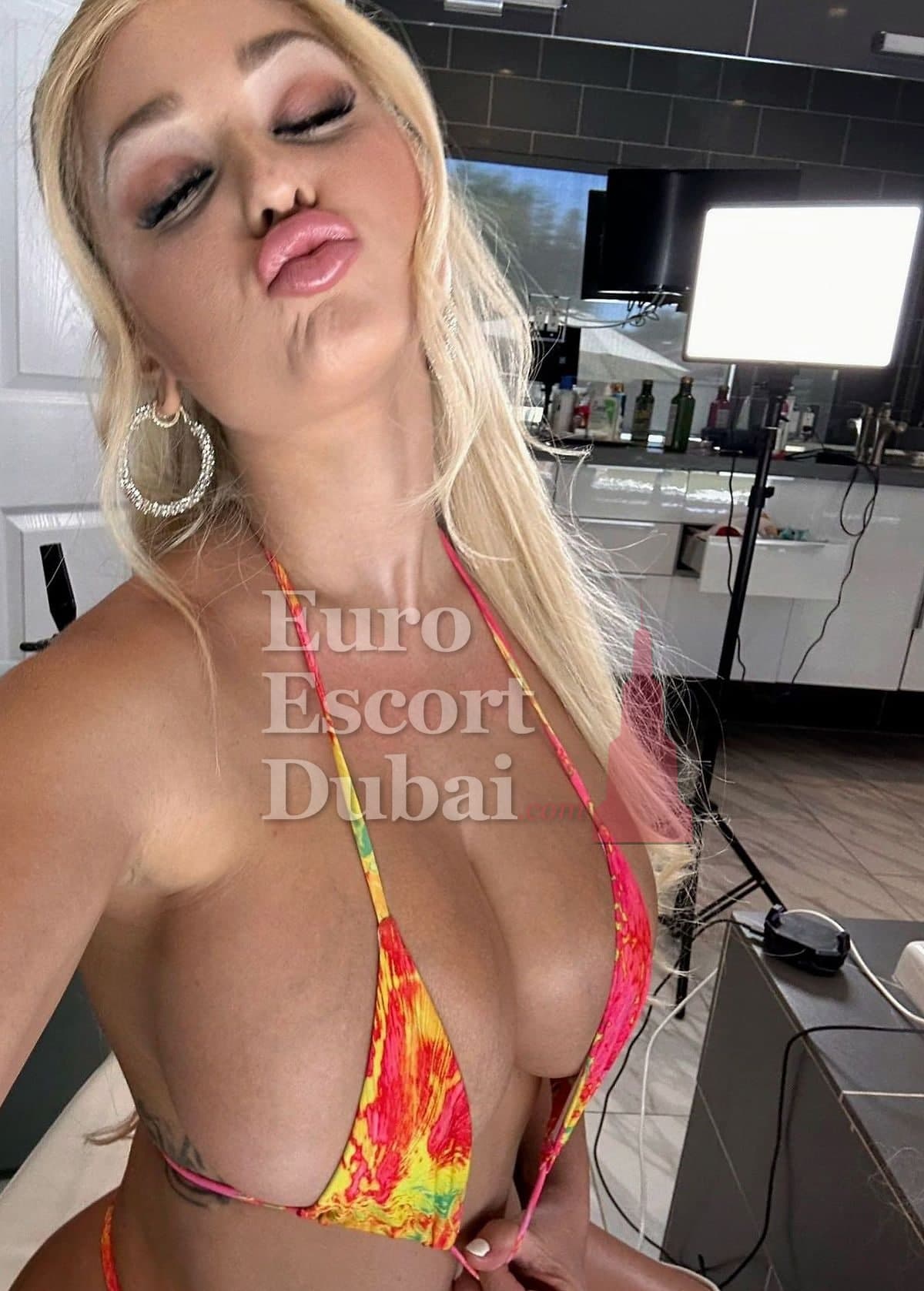 Nazli, 29, escort in Dubai — brown hair, 170 cm (photo 3 of 8)