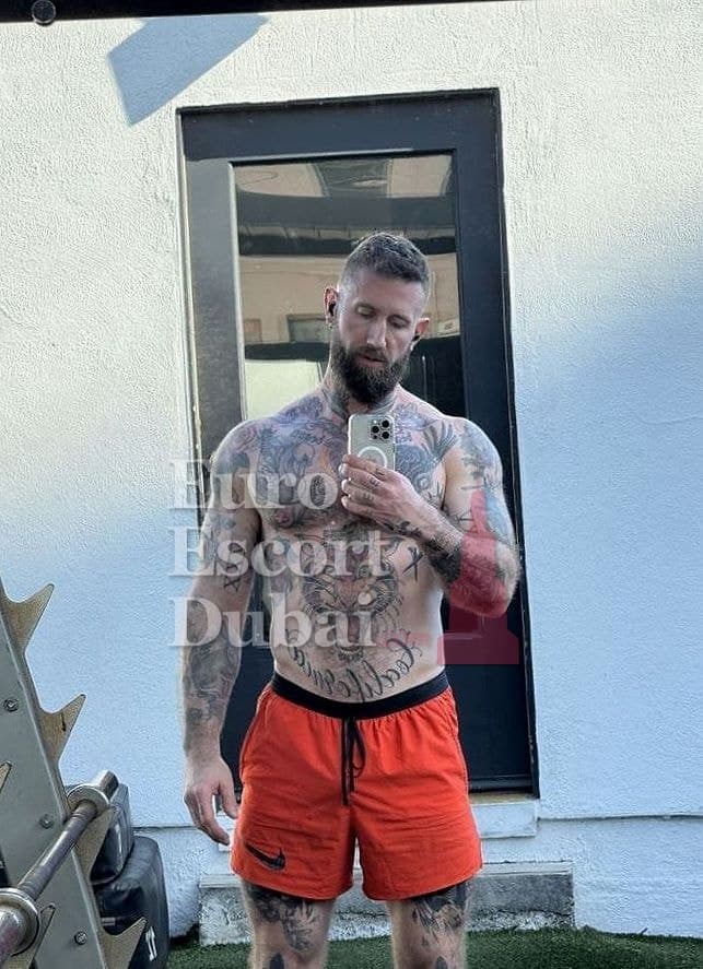 Victor, 36, escort in Abu Dhabi — brown hair, 185 cm (photo 1 of 13)
