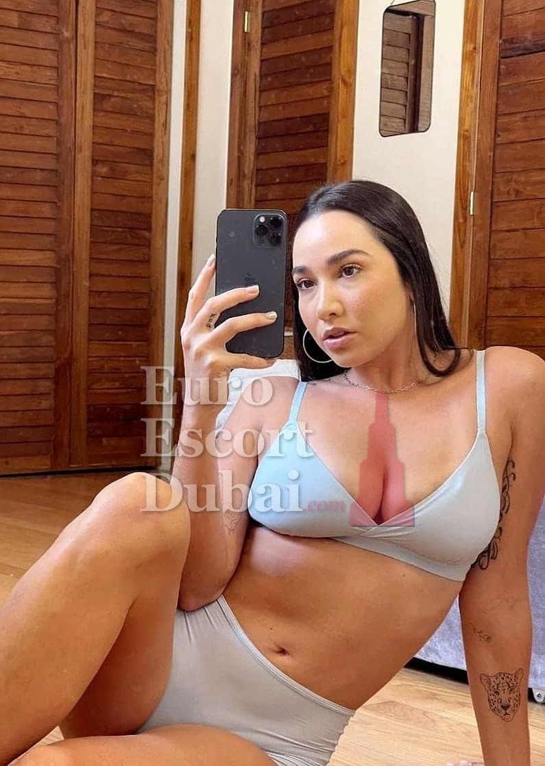 Donna, 30, escort in Ajman — black hair, 165 cm (photo 3 of 4)