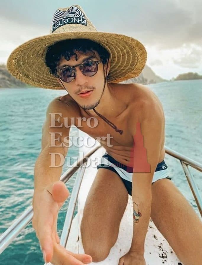 Amir, 25, escort in Dubai — black hair, 180 cm (photo 9 of 13)