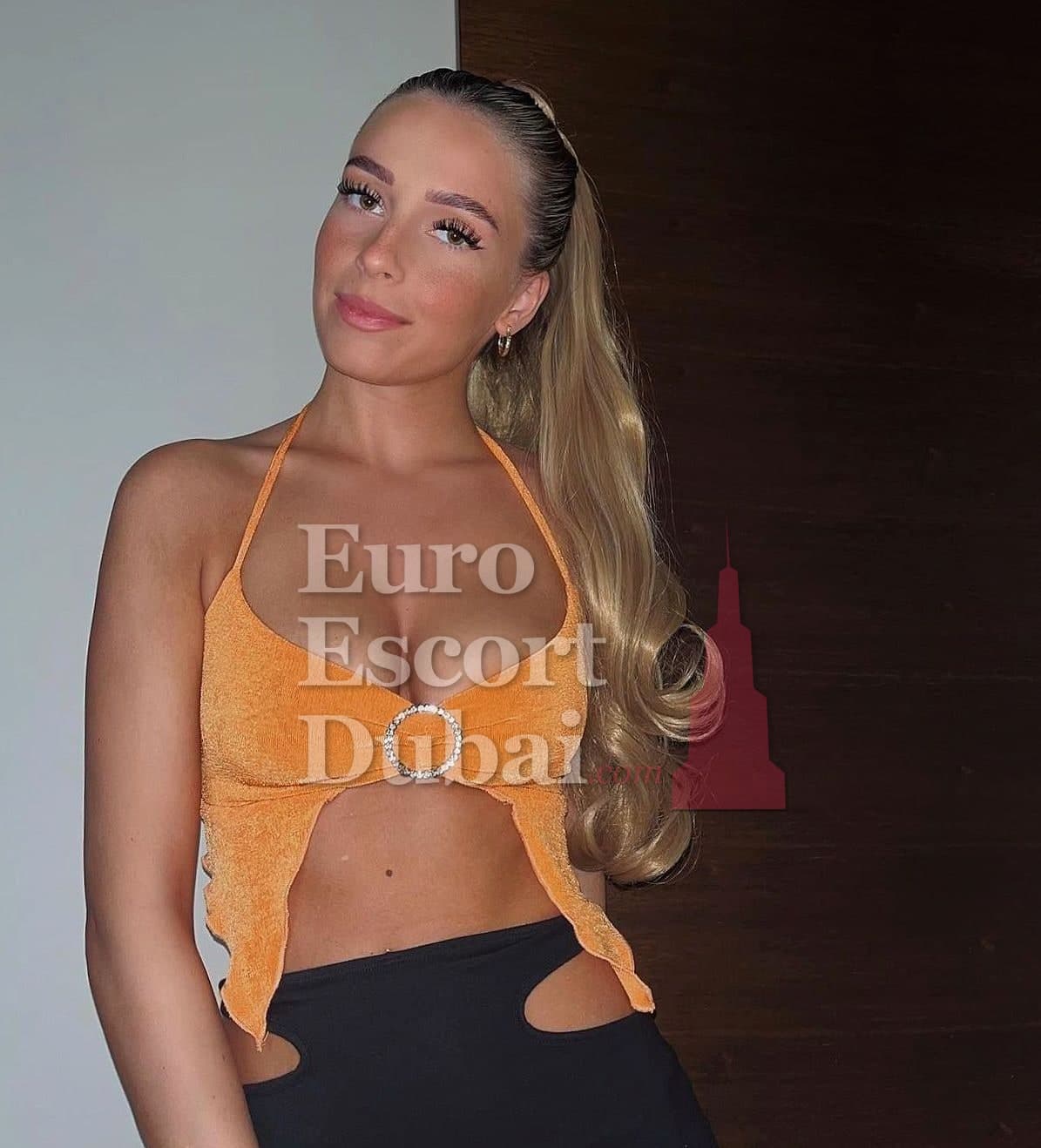 Elina, 30, escort in Dubai — blonde hair, 160 cm (photo 1 of 6)