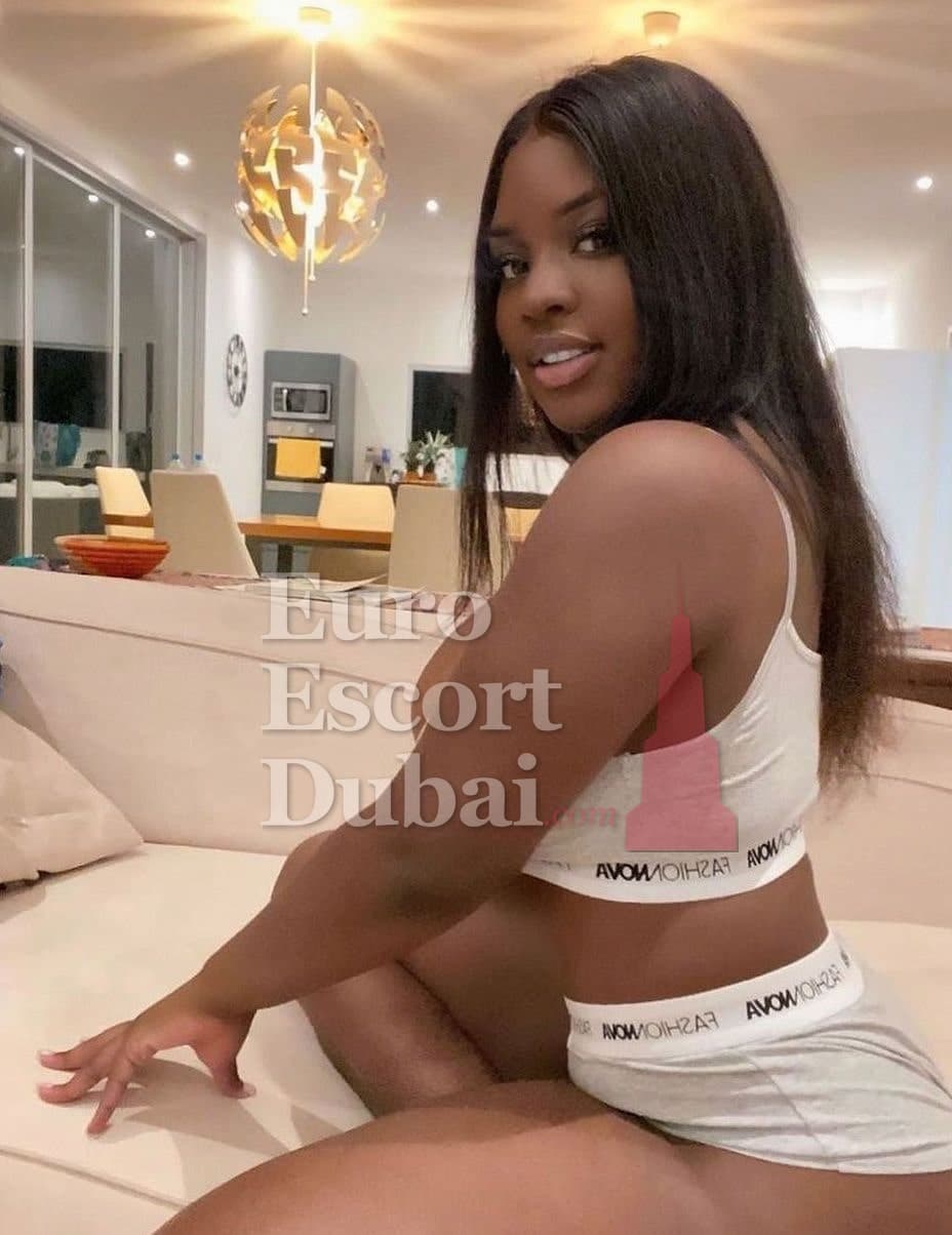 Temi, 26, escort in Al Ain — black hair, 170 cm (photo 3 of 4)