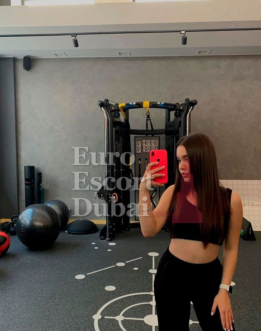 Eloise, 28, escort in Ajman — 167 cm, brown hair (photo 2 of 5)