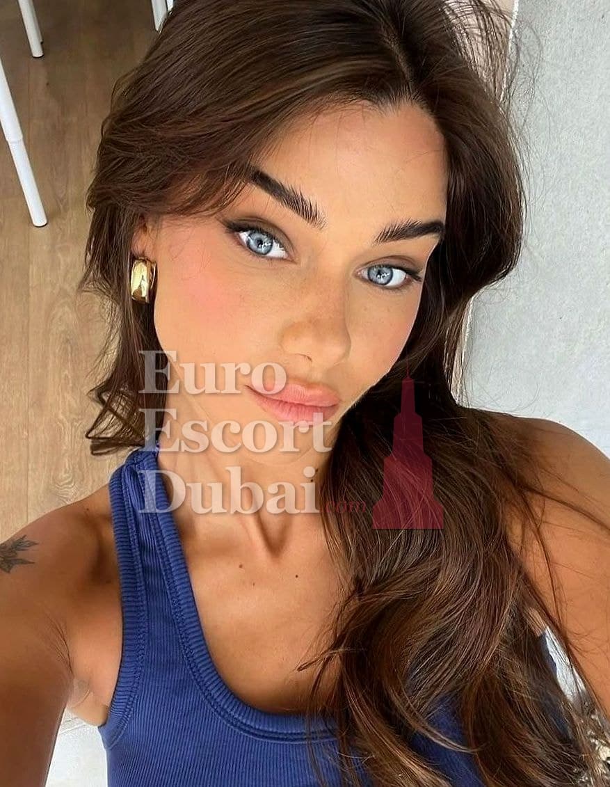 Blair, 23, escort in Dubai — 169 cm, brown hair (photo 6 of 6)